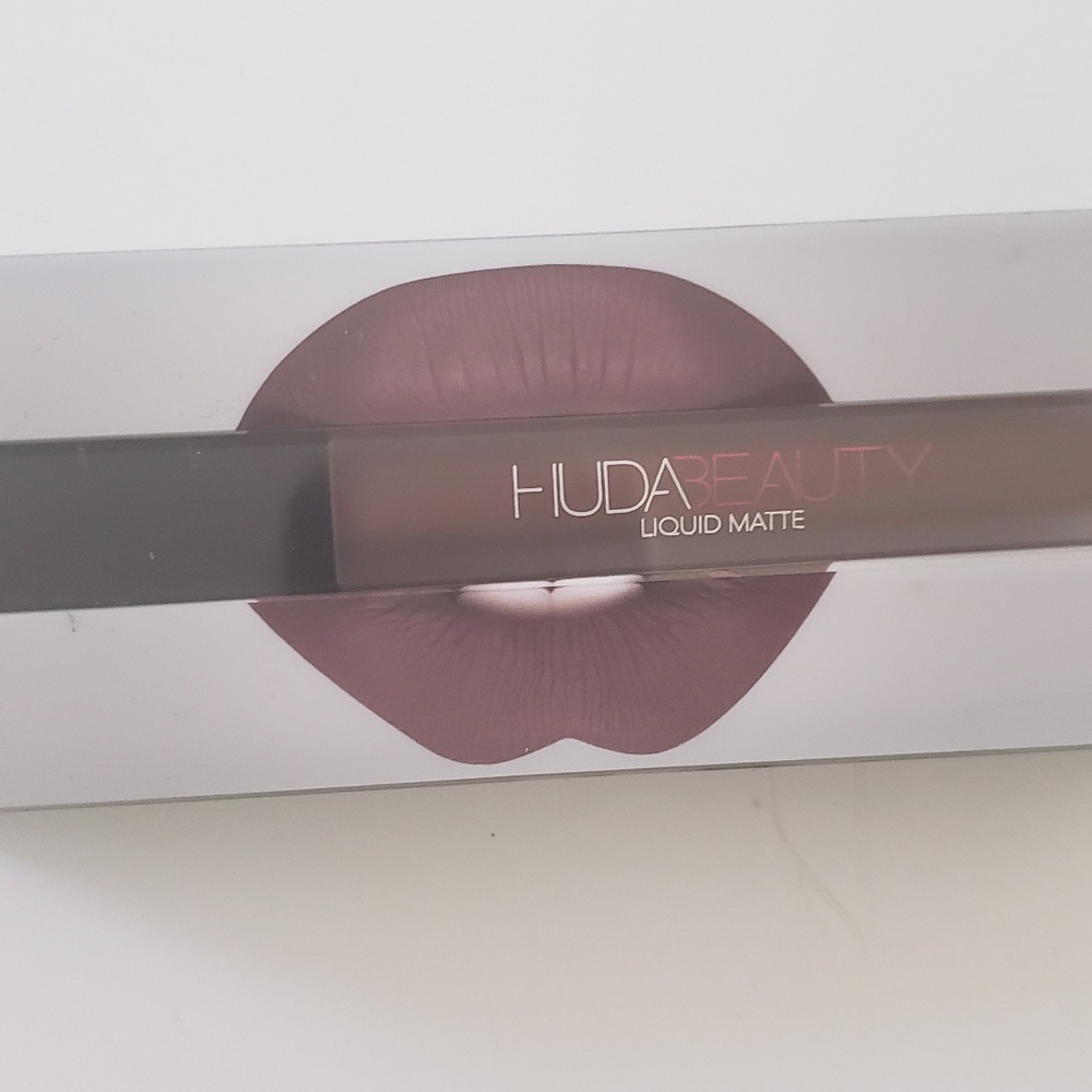 HUDA BEAUTY LIQUID LIPSTICK IN SHADE FLIRT